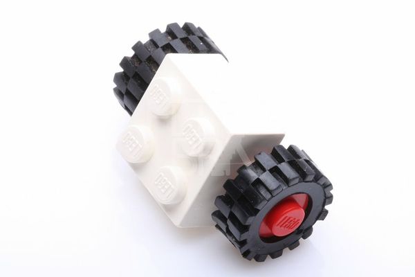 LEGO® - Einzelteil 2x2 Modifizierter Stein mit Felgen und Cross-Reifen  weiss weiss | Element-Nr: 3137c01-3641-87414 | Design-Nr: 3137